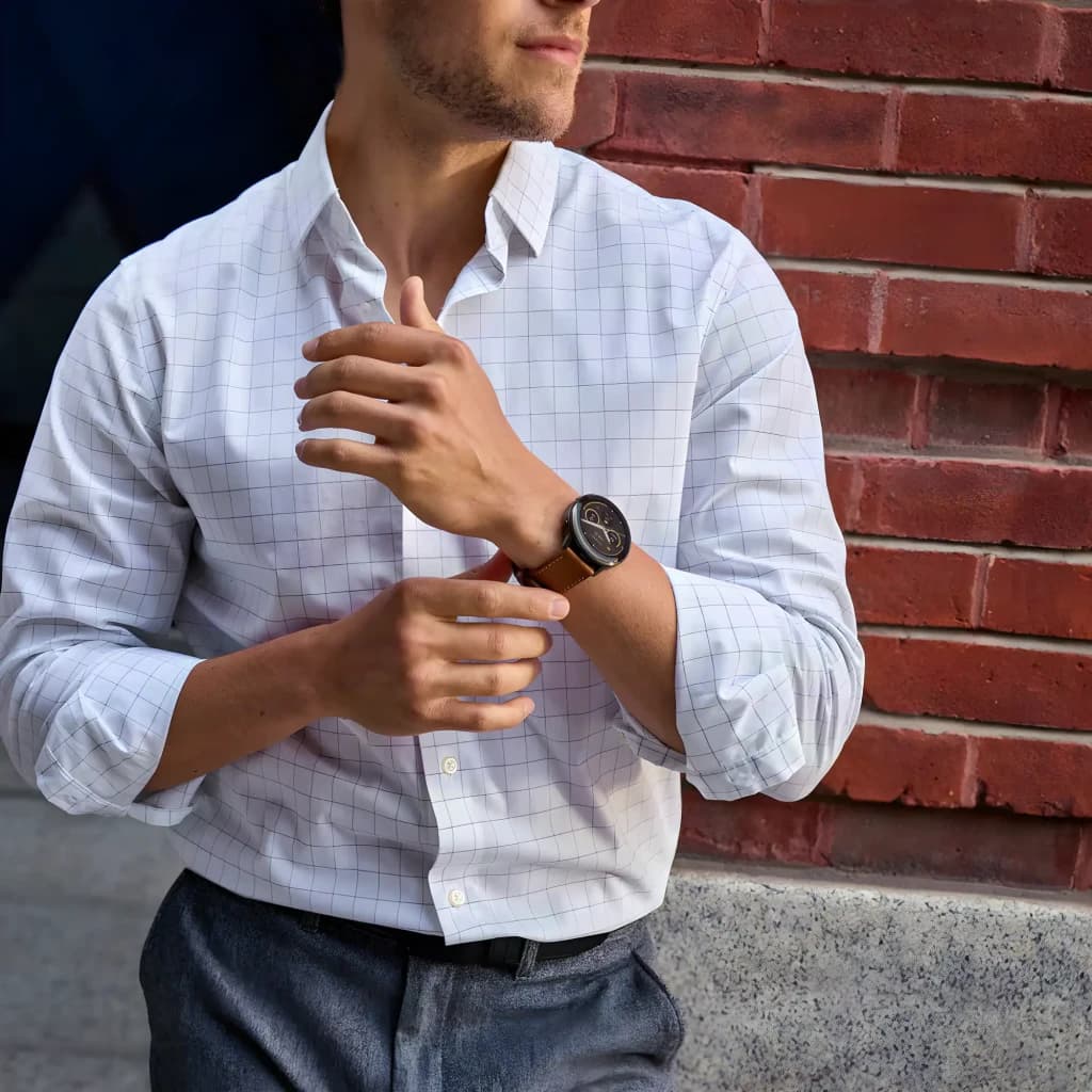Montre Garmin Venu 4 45 mm gris ardoise au poignet, boîtier fin et écran circulaire, bracelet en cuir marron élégant, style urbain sophistiqué