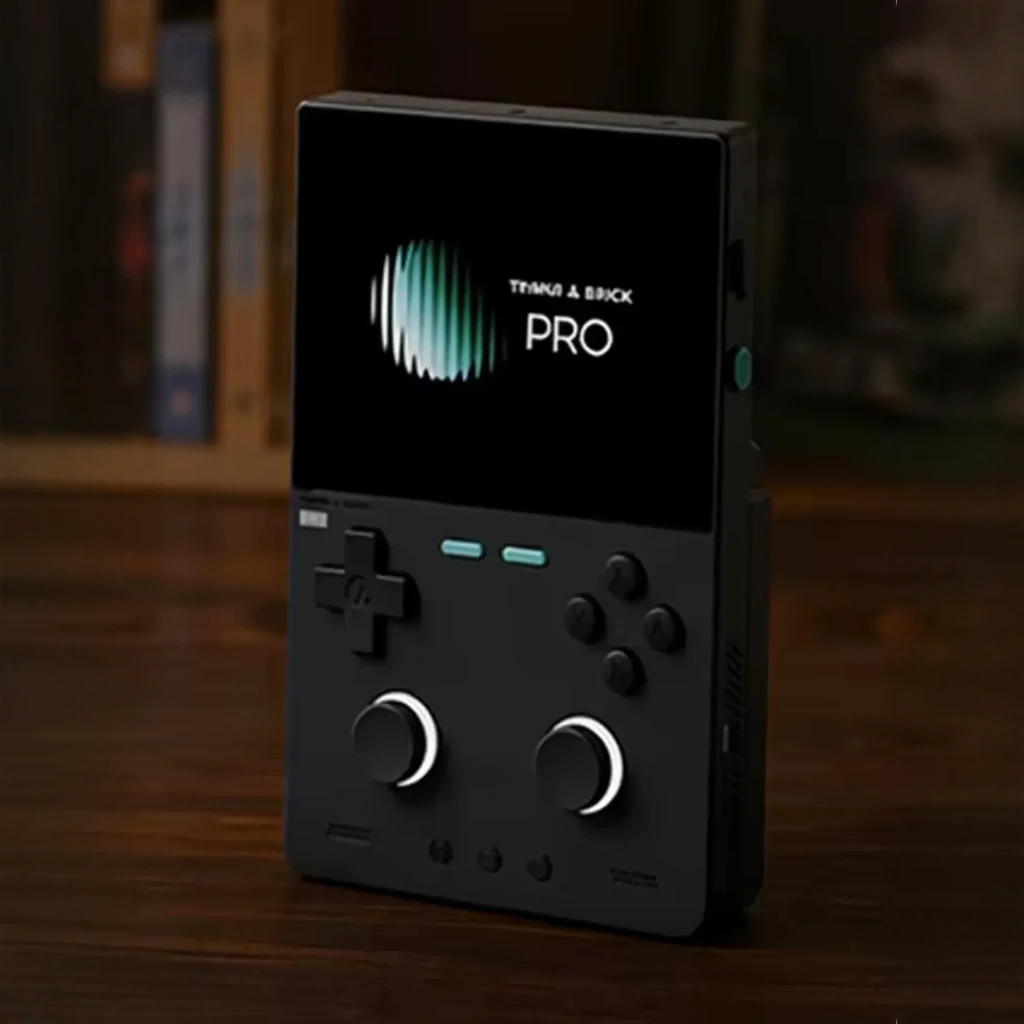 Console portable Trimui Brick Pro noire avec écran, croix directionnelle, deux joysticks, boutons frontaux, haut-parleurs latéraux, 1 Go RAM et 64 Go stockage - Ítem1
