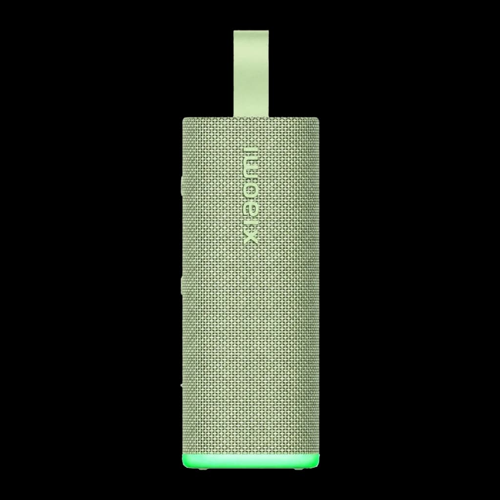 Altavoz portátil verde con malla textil, asa superior, botones laterales y base luminosa. Diseño compacto y resistente, estilo moderno Xiaomi