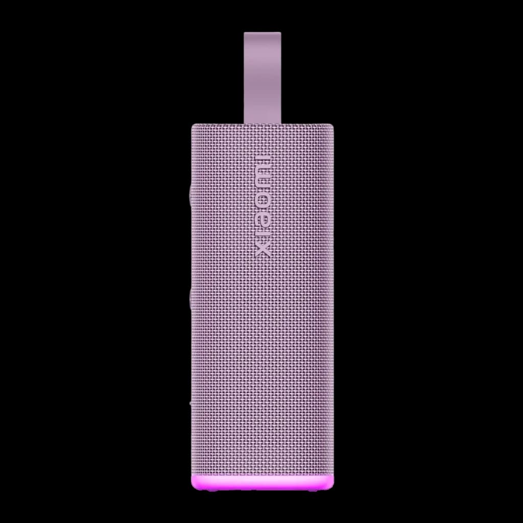 Altavoz portátil púrpura con rejilla metálica, correa superior y barra LED inferior rosa; botones laterales discretos y diseño rectangular compacto