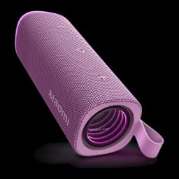 Altavoz portátil púrpura con malla textil, asa de silicona y radiador lateral iluminado en rosa; botones elevados de control y diseño cilíndrico robusto