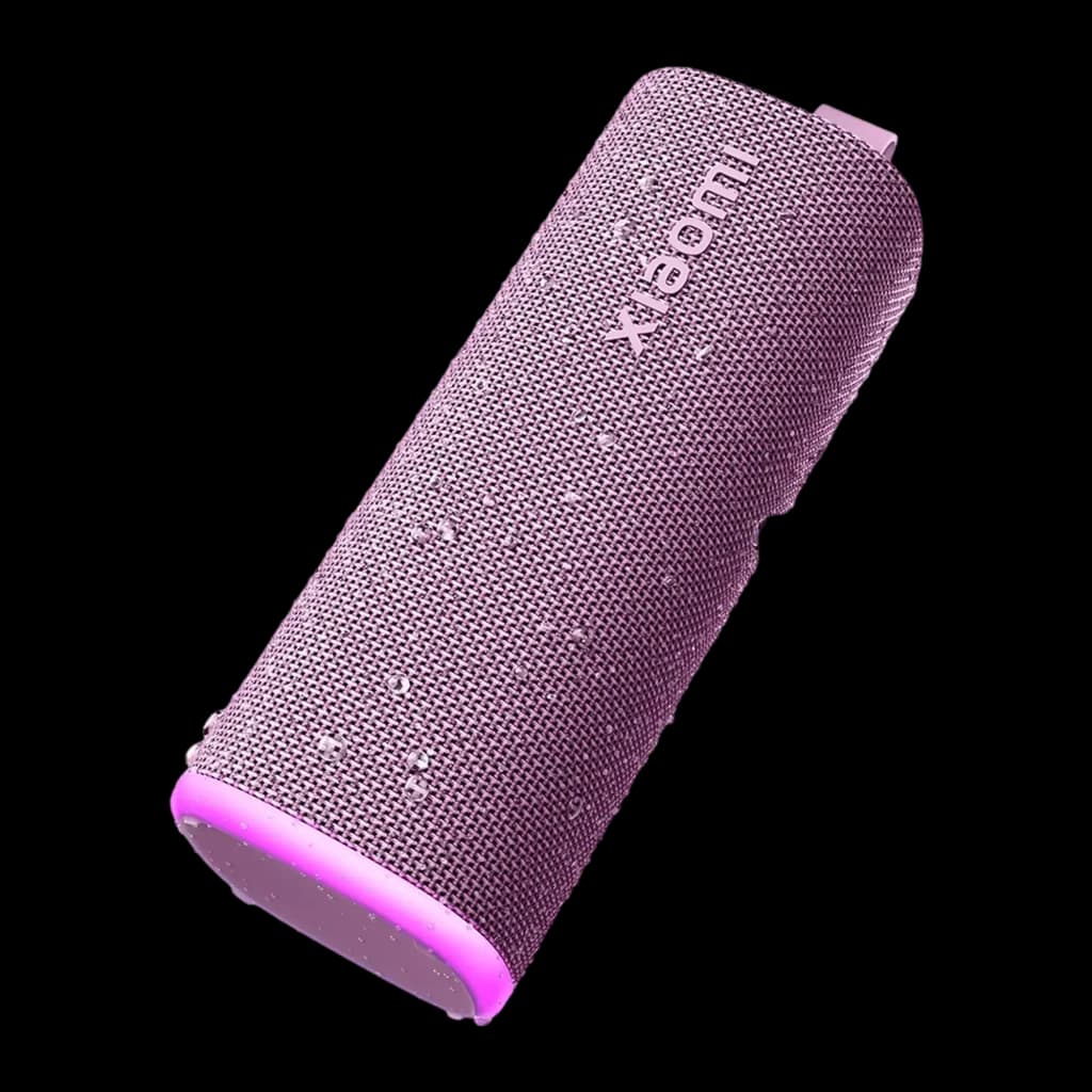Altavoz Bluetooth Xiaomi Sound Play púrpura cilíndrico con rejilla metálica, bordes redondeados y gotas de agua visibles, diseño portátil y resistente IP68