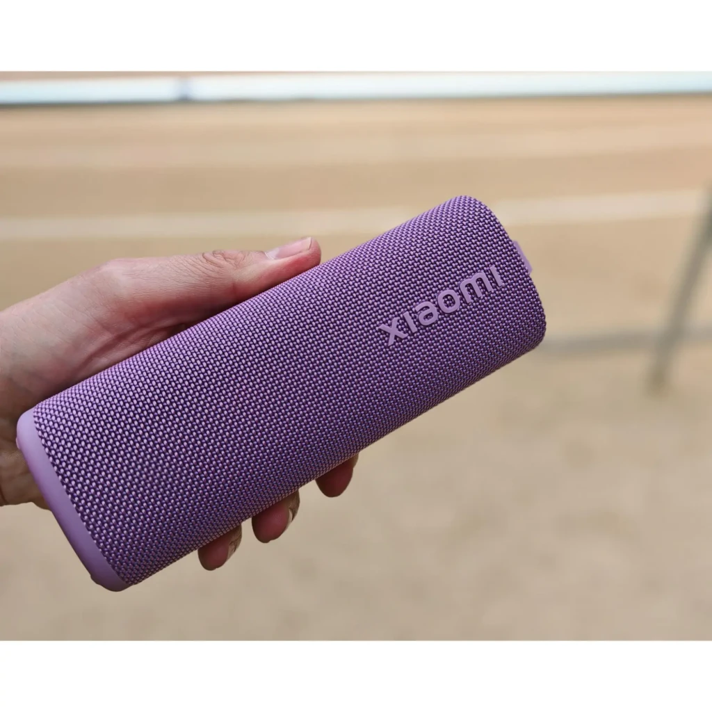 Coluna Bluetooth Xiaomi Sound Play roxa compacta com grelha metálica, alça superior lilás, botões laterais e luz LED rosa na base - Item10
