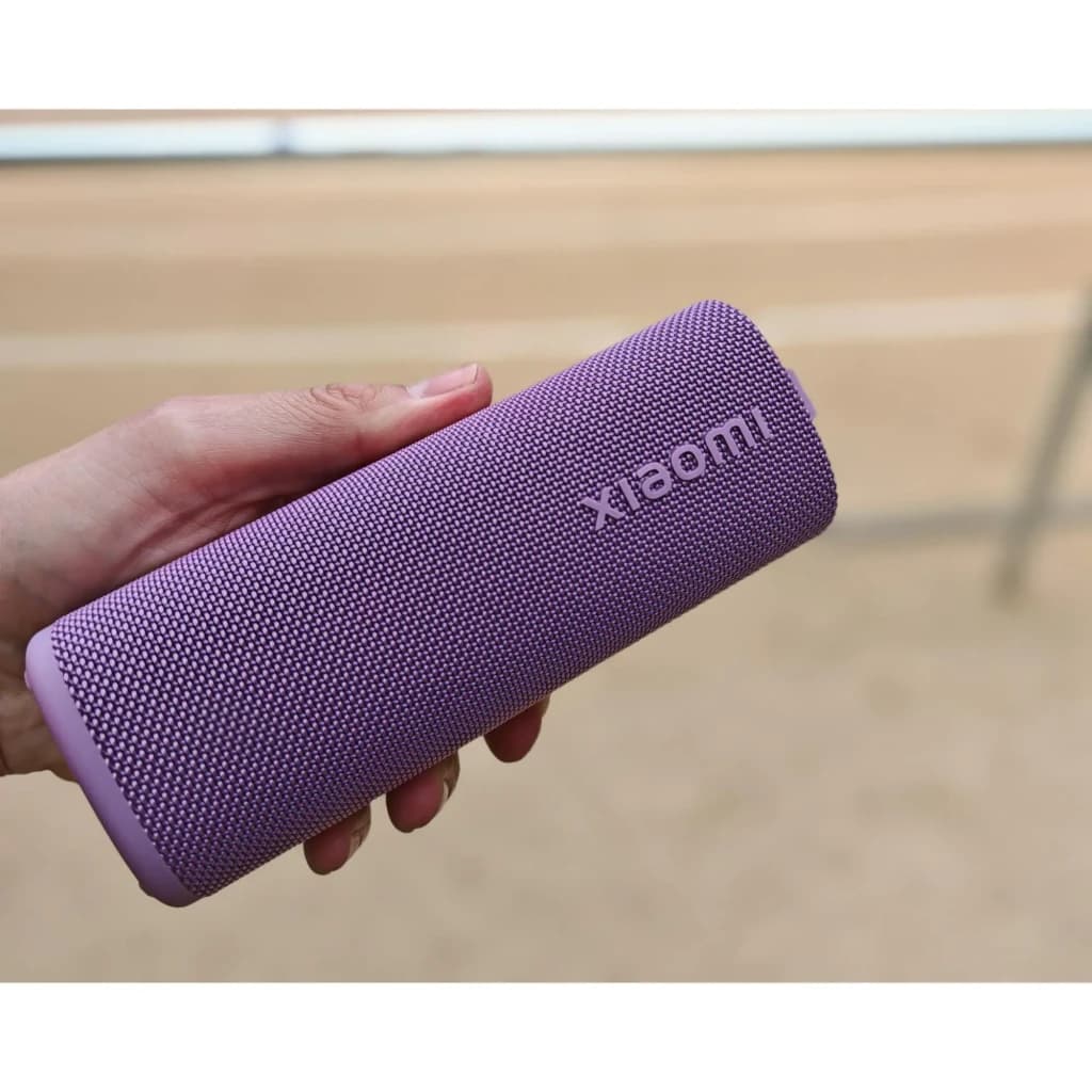 Altavoz Bluetooth Xiaomi Sound Play púrpura cilíndrico con rejilla texturizada y logo en relieve, compacto y portátil, acabado mate y bordes redondeados