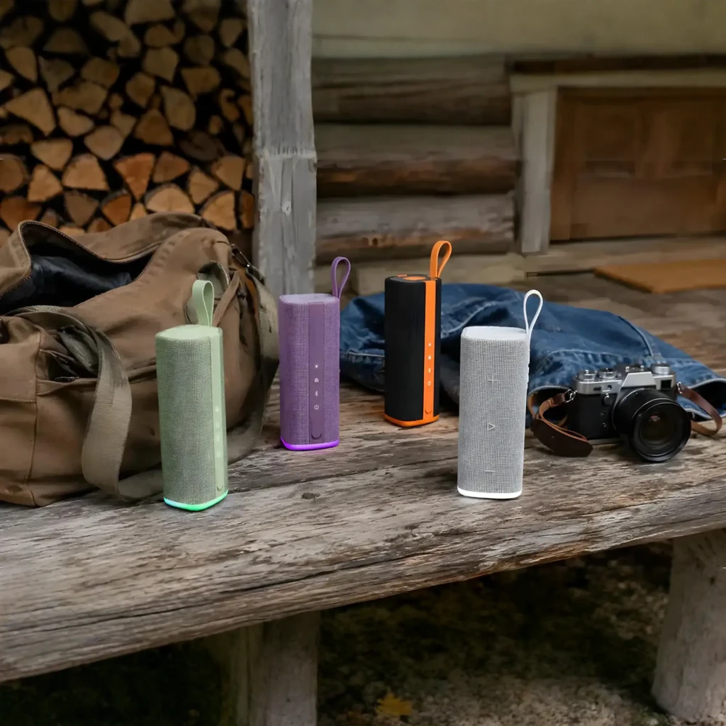 Coluna Bluetooth Xiaomi Sound Play roxa compacta com grelha metálica, alça superior lilás, botões laterais e luz LED rosa na base - Item11