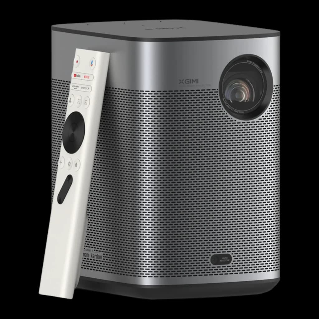 Proyector XGIMI Halo+ GTV gris con lente frontal, chasis metálico perforado, altavoces Harman Kardon integrados y control remoto blanco con rueda circular
