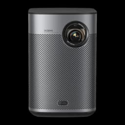 Proyector XGIMI Halo+ GTV compacto gris, lente frontal grande, rejilla metálica perforada, botón inferior y logotipo superior; diseño portátil moderno y
