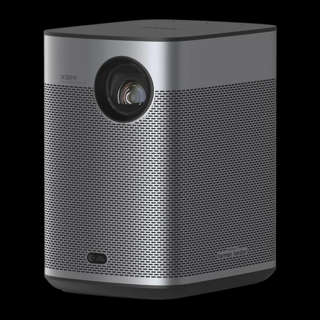 Proyector XGIMI Halo+ GTV 1080p, 700 lúmenes ISO, diseño compacto gris, lente frontal grande, rejilla metálica perforada y altavoces Harman Kardon integrados