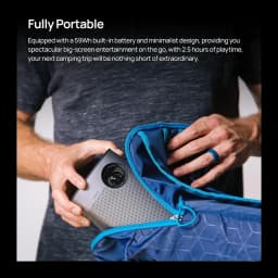 Proyector XGIMI Halo+ portátil con cuerpo gris metálico y lente frontal, diseño compacto tipo cubo, rejilla perforada y bordes redondeados en mano y mochila