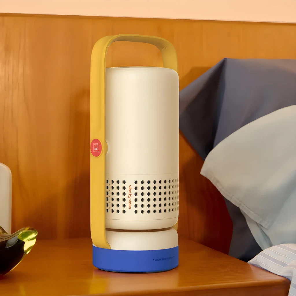 XGIMI Vibe One 32GB multicolor, vista lateral: proyector sobre mesita de noche con asa amarilla y base azul