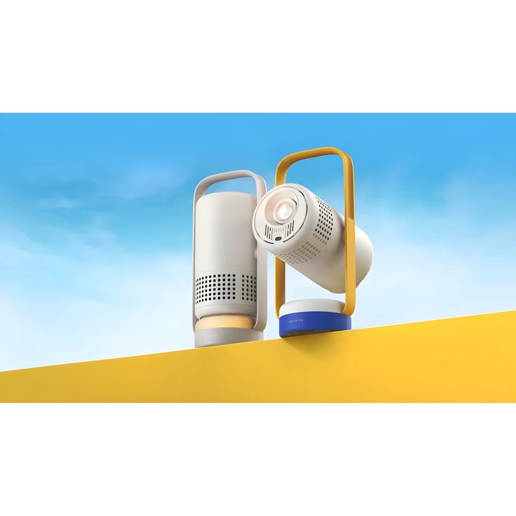 XGIMI Vibe One 32GB blanco, vista doble: dos unidades con asa amarilla, lente y rejillas visibles, fondo cielo