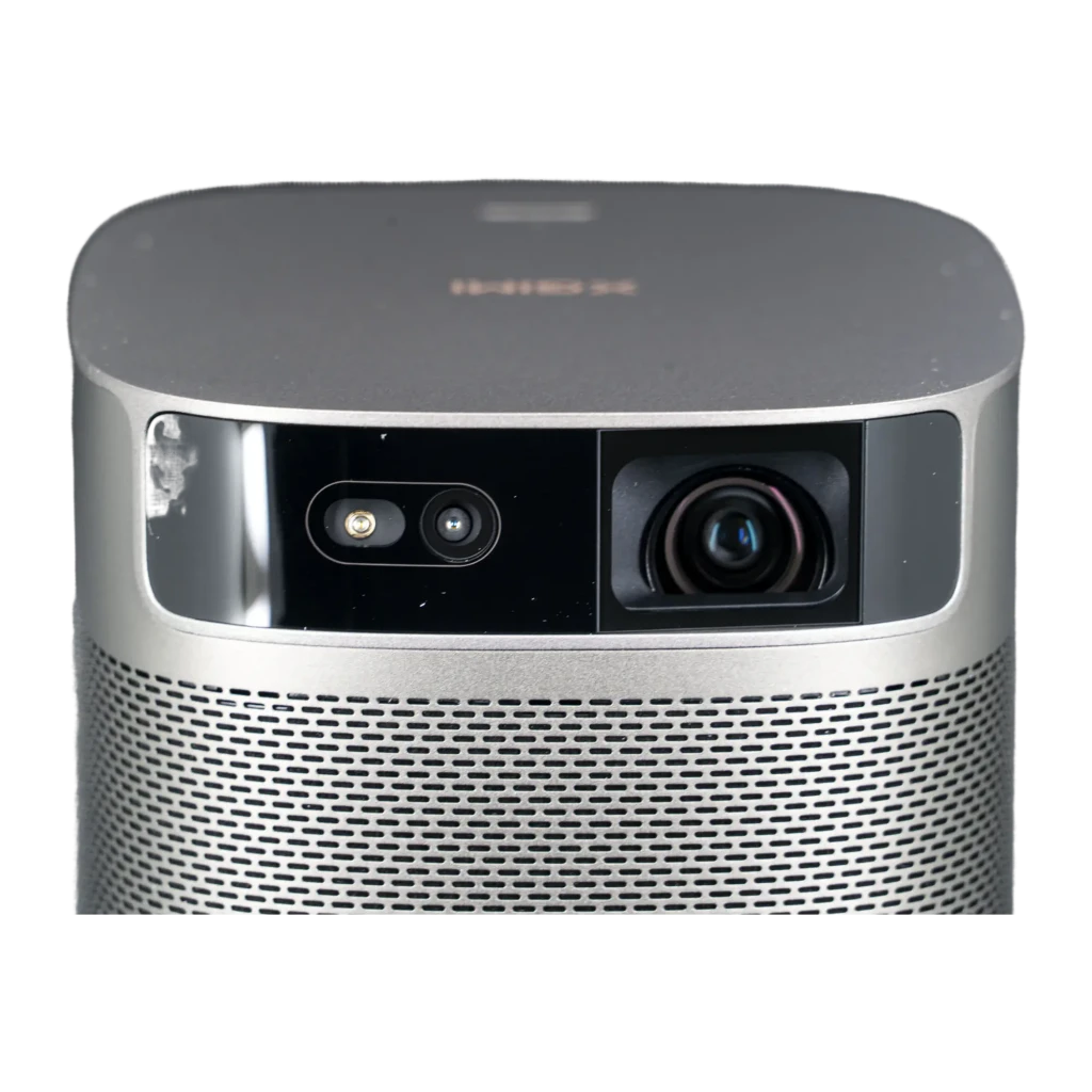 Projecteur XGIMI MoGo 2 Pro Gen 2 compact gris, façade grille métallique, objectif DLP 1080p avec anneau vert, capteurs frontaux et logo audio bas frontal - Ítem2