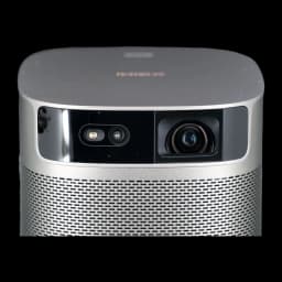 Frontal del Proyector XGIMI MoGo 2 Pro Gen 2 con lente grande y sensor, acabado gris metalizado y rejilla perforada que cubre el altavoz frontal
