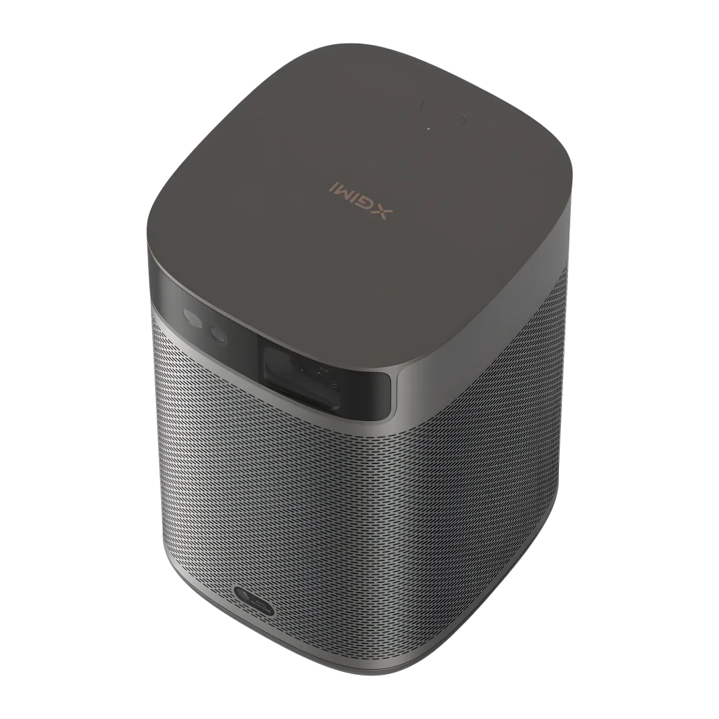 Projecteur XGIMI MoGo 2 Pro Gen 2 compact gris, façade grille métallique, objectif DLP 1080p avec anneau vert, capteurs frontaux et logo audio bas frontal - Ítem1