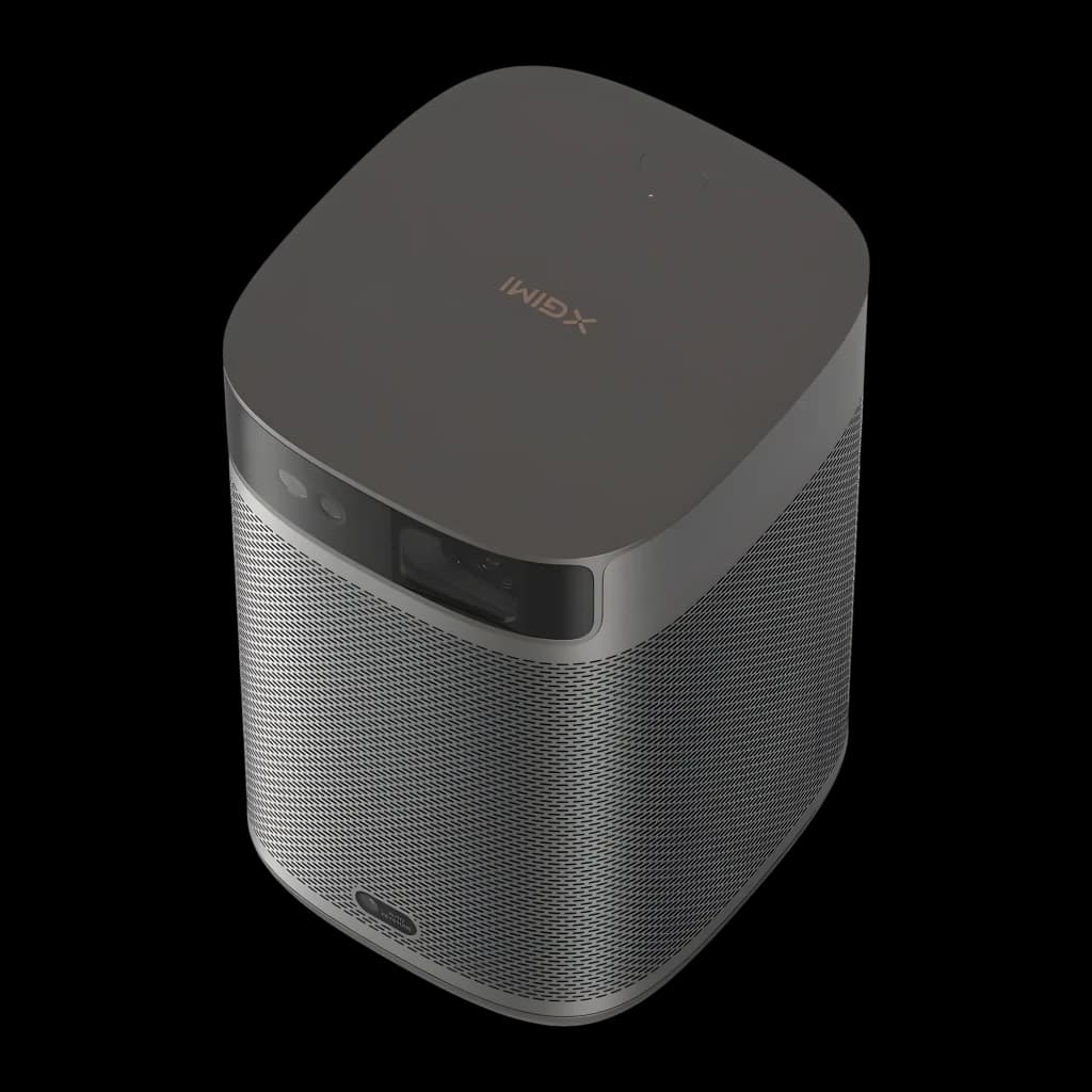 Proyector XGIMI MoGo 2 Pro Gen 2 gris con cuerpo compacto, rejilla metálica envolvente, lente frontal y sensor, diseño minimalista y logo XGIMI en la tapa
