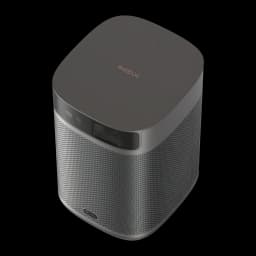 Proyector XGIMI MoGo 2 Pro Gen 2 gris con cuerpo compacto, rejilla metálica envolvente, lente frontal y sensor, diseño minimalista y logo XGIMI en la tapa