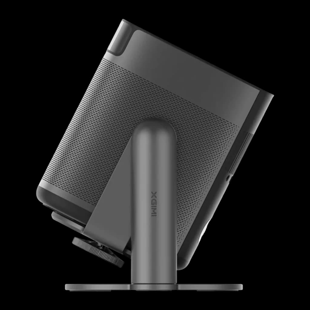 Proyector XGIMI MoGo 2 Pro Gen 2 compacto gris, chasis perforado, lente frontal, perilla de enfoque y soporte metálico ajustable en vista lateral