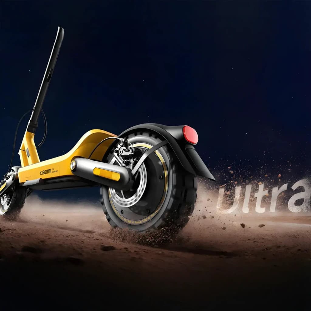 Xiaomi Electric Scooter 6 Ultra GL Noir Jaune, vue arrière: roue arrière avec frein à disque, garde-boue et feu rouge sur