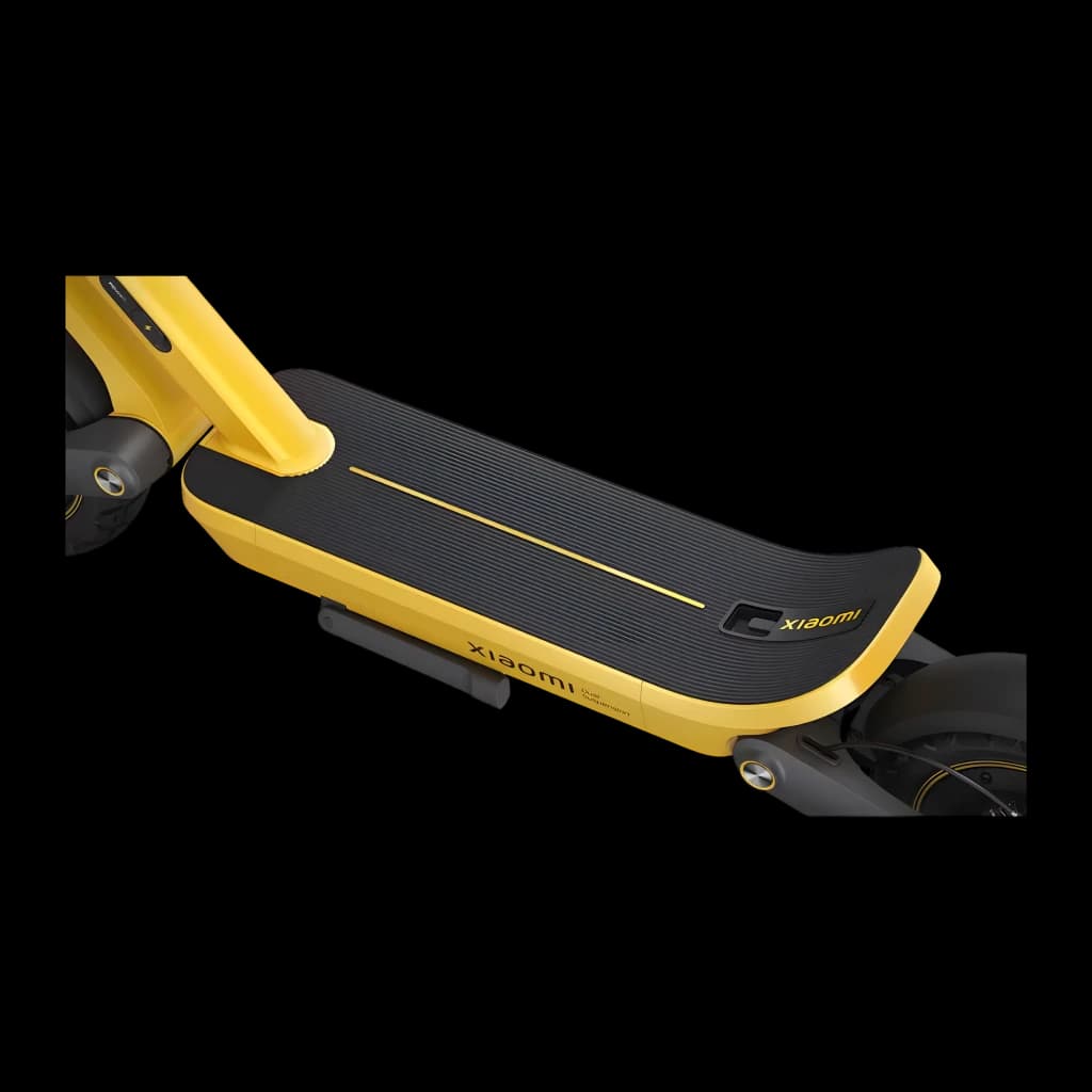 Xiaomi Electric Scooter 6 Ultra GL Noir/Jaune, détail plateforme: deck antidérapant noir avec bande jaune et logo Xiaomi