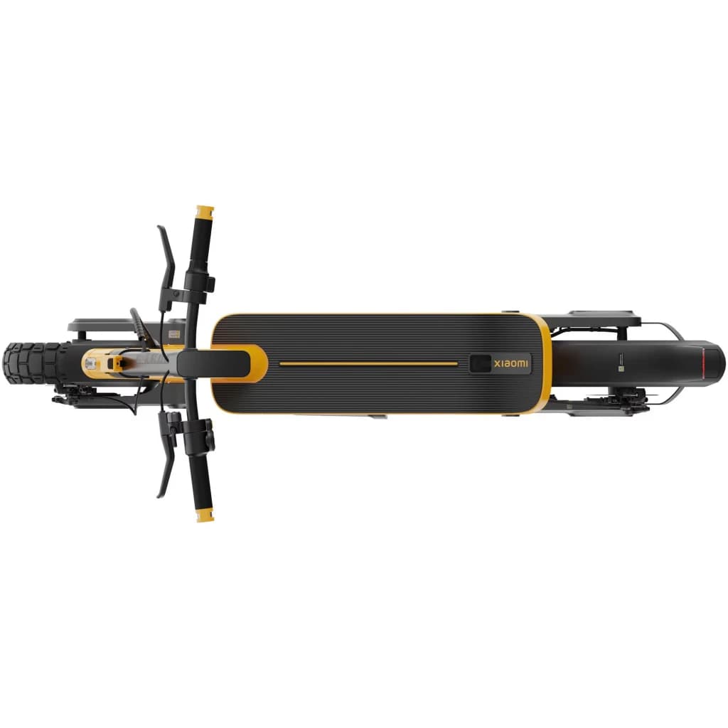 Xiaomi Electric Scooter 6 Ultra GL Noir Jaune, vue de dessus: plateforme striée avec bords jaunes et logo Xiaomi