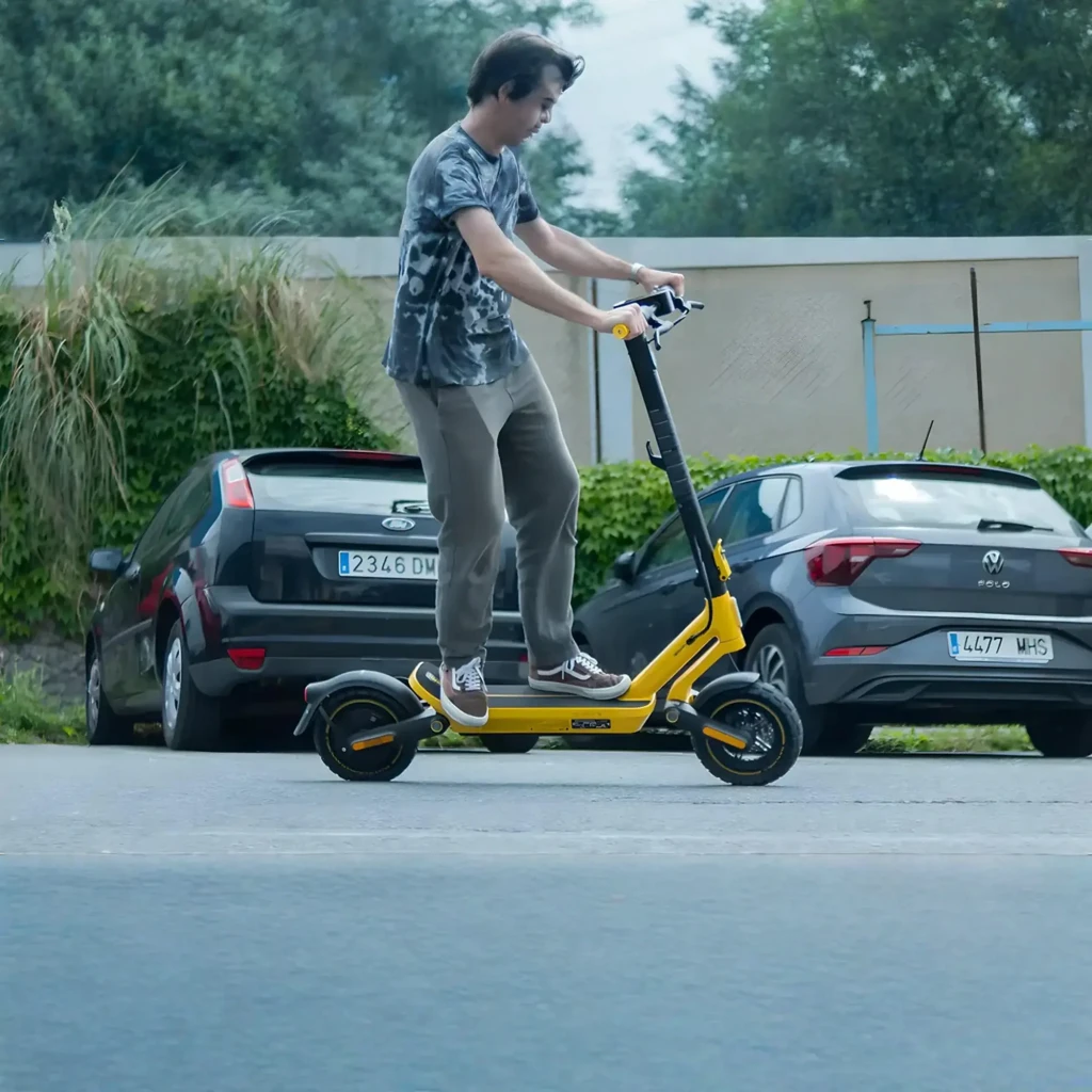 Xiaomi Electric Scooter 6 Ultra GL Negro Amarillo, vista lateral: patinete completo con chasis amarillo, manillar negro y - Ítem8