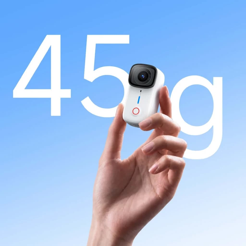 Cámara Deportiva SJCAM S10 compacta de 45 g, cuerpo blanco con lente gran angular y botón frontal; diseño ligero ideal para grabación 4K y acción portátil