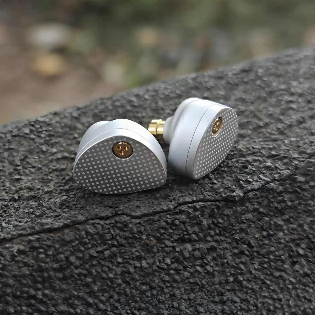 Auriculares MOONDROP Aria 2 Silver intrauditivos plateados con textura punteada, tornillos dorados y cable trenzado formando corazón, conectores 3.5 mm y 4.4 - Ítem5