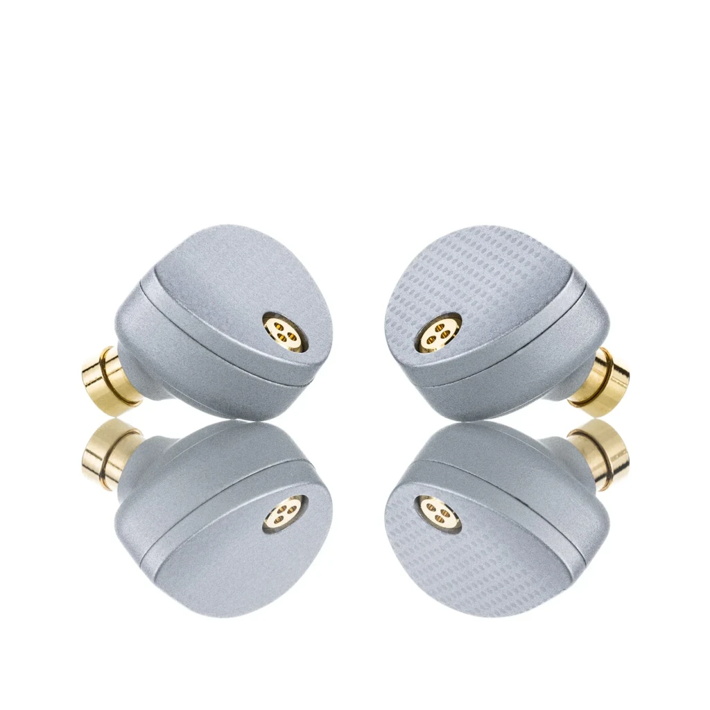 Auriculares MOONDROP Aria 2 Silver intrauditivos plateados con textura punteada, tornillos dorados y cable trenzado formando corazón, conectores 3.5 mm y 4.4 - Ítem7
