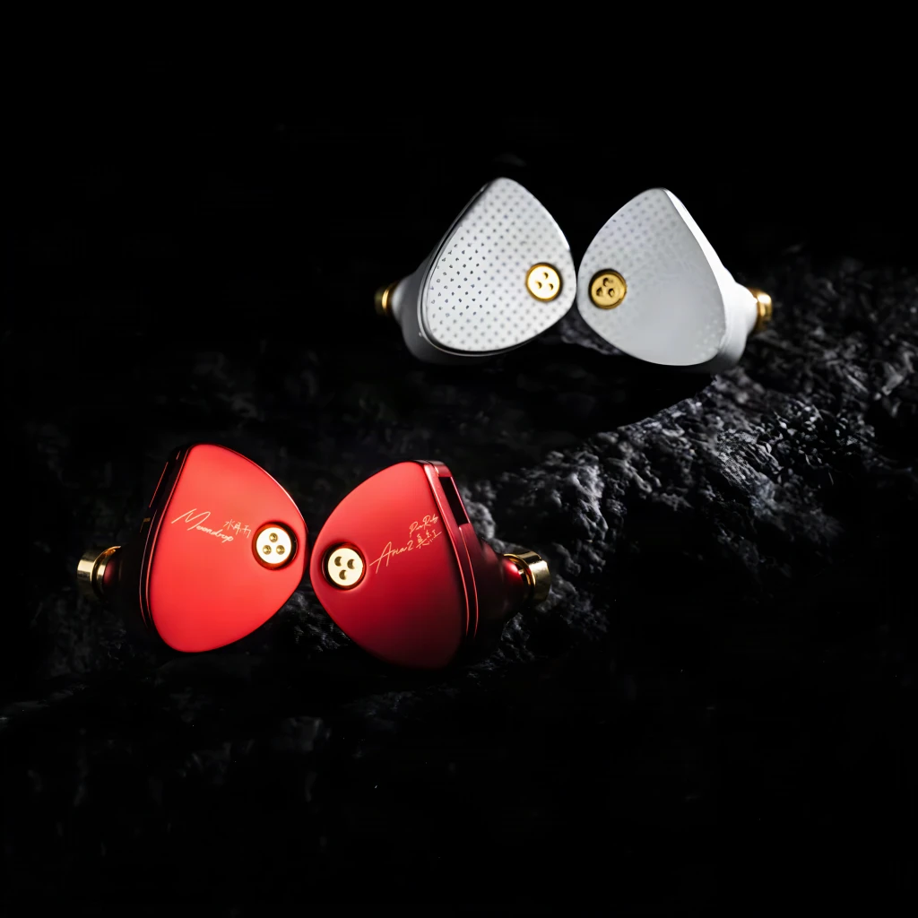 Auriculares MOONDROP Aria 2 Silver intrauditivos plateados con textura punteada, tornillos dorados y cable trenzado formando corazón, conectores 3.5 mm y 4.4 - Ítem3