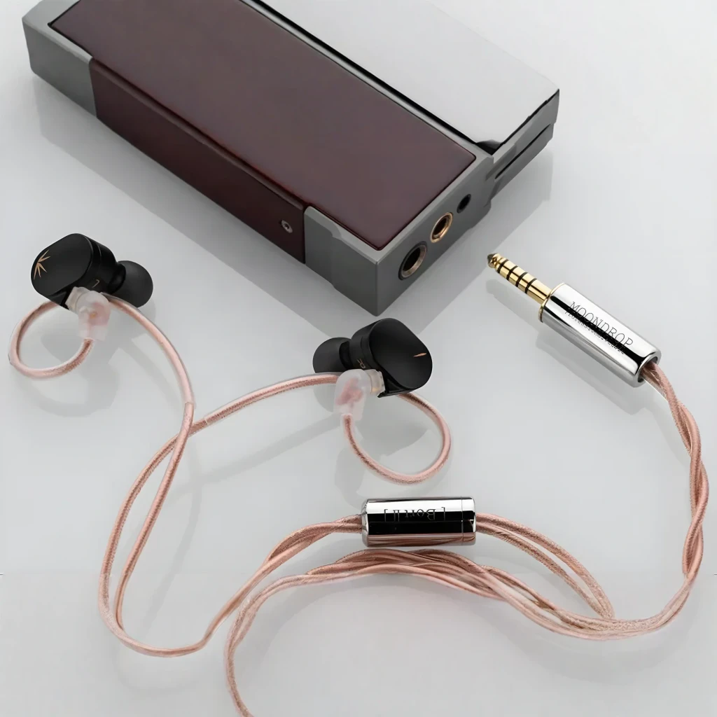 Auriculares Moondrop Chu II In-Ear negros con cable desmontable de 3.5 mm, diseño ergonómico tipo gancho y detalles dorados, sello L y R visibles - Ítem5