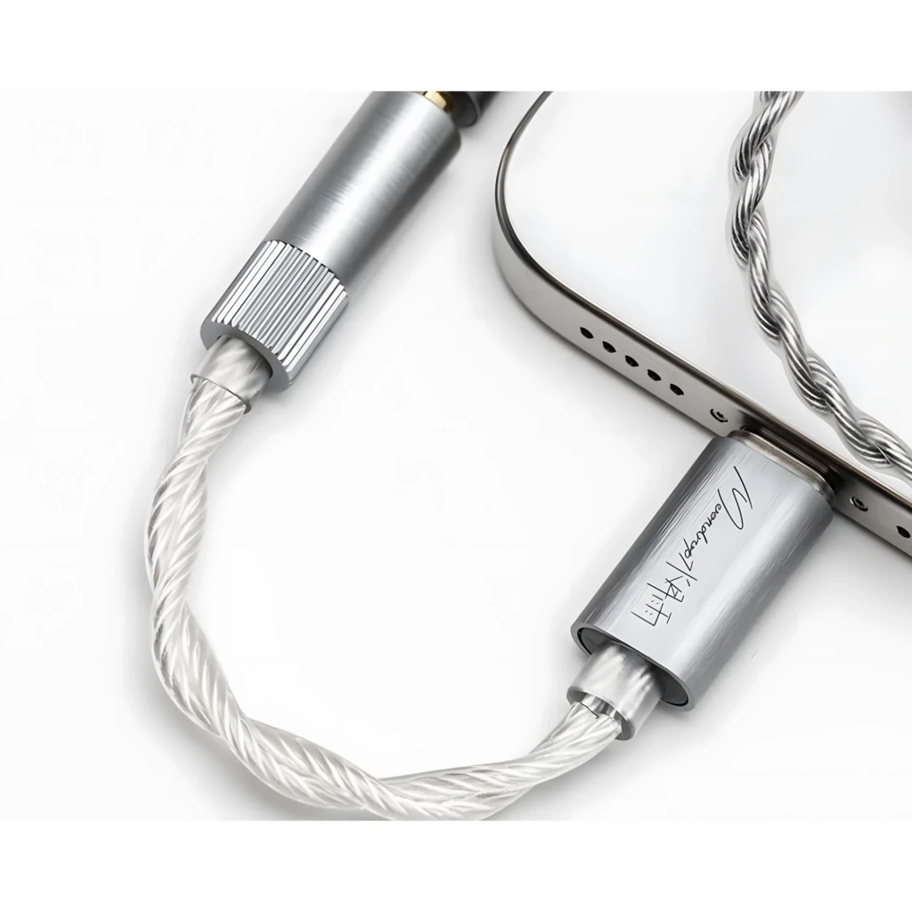 Adaptador DAC portátil Moondrop Echo-A en aluminio plateado, conector USB-C a jack 3.5 mm, cable trenzado blanco y acabado metálico estriado en el extremo - Ítem3