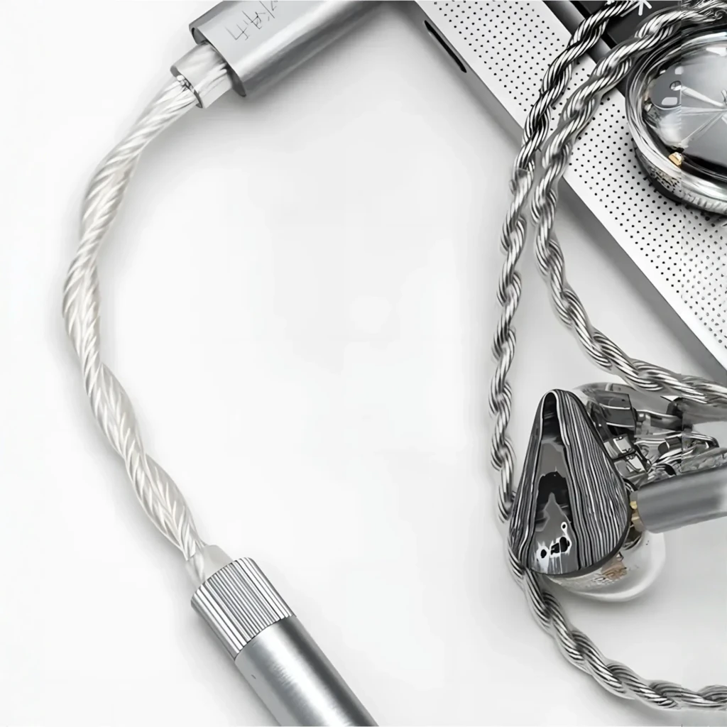 Adaptador DAC portátil Moondrop Echo-A en aluminio plateado, conector USB-C a jack 3.5 mm, cable trenzado blanco y acabado metálico estriado en el extremo - Ítem2