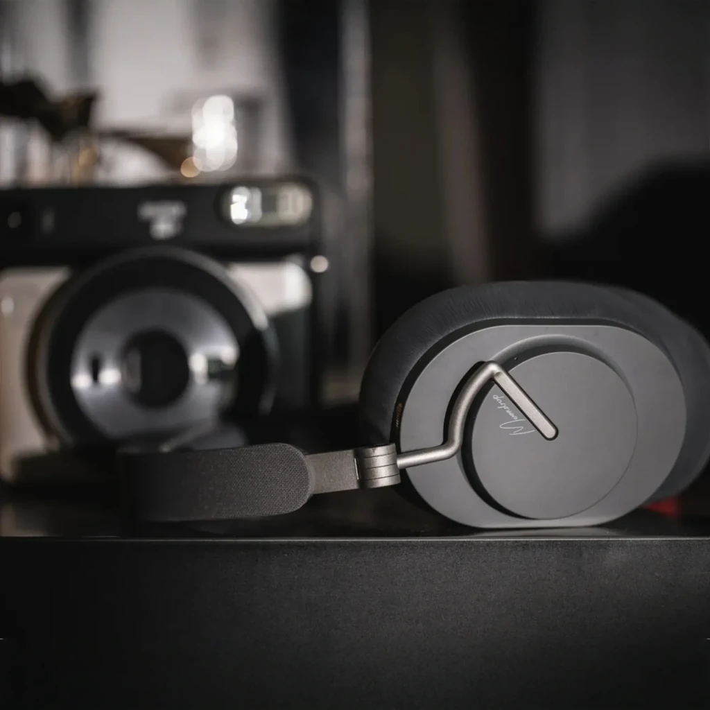 Auriculares Moondrop Edge Grey con diadema acolchada, copas ovaladas gris oscuro y bisagras metálicas; diseño elegante y ergonómico con almohadillas gruesas - Ítem3