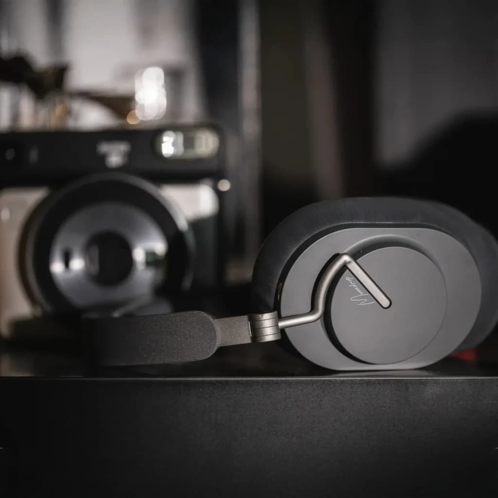 Casque Moondrop Edge Grey circum-aural gris mat, coques ovales épurées, arceau rembourré, charnières métalliques, logo gravé, ambiance noir et gris