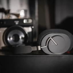 Casque Moondrop Edge Grey circum-aural gris mat, coques ovales épurées, arceau rembourré, charnières métalliques, logo gravé, ambiance noir et gris