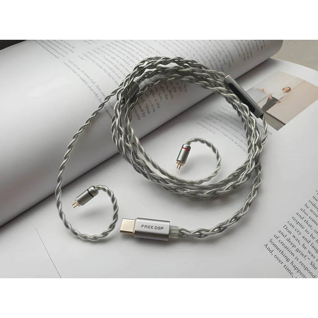 Cabo trançado prateado com conector USB-C Moondrop e duas saídas balanceadas MMCX, detalhe vermelho para canal direito e acabamento metálico elegante - Item3