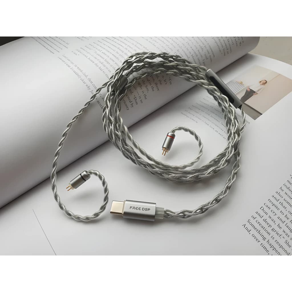 Câble Moondrop Free DSP USB-C argent tressé, module DAC/AMP cylindrique, connecteurs 2 broches MMCX style L avec bagues rouge et grise, finition métal