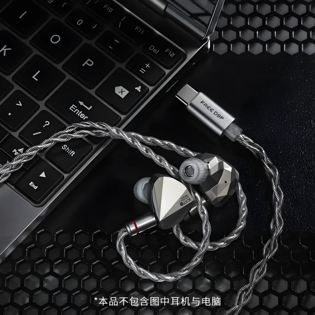 Câble Moondrop Free DSP USB-C DAC/AMP avec tresse grise, connecteur USB-C métallique et module marqué Free DSP, finition premium robuste et soignée