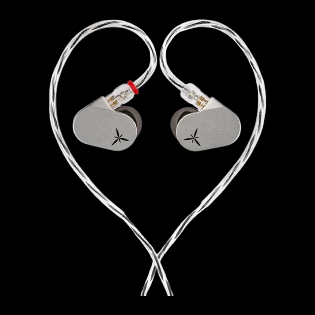 Écouteurs IEM Moondrop LAN argentés avec coques métalliques, logo gravé et câbles transparents en forme de cœur, connecteurs 2 broches et jack 3,5 mm