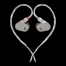 Écouteurs IEM Moondrop LAN argentés avec coques métalliques, logo gravé et câbles transparents en forme de cœur, connecteurs 2 broches et jack 3,5 mm