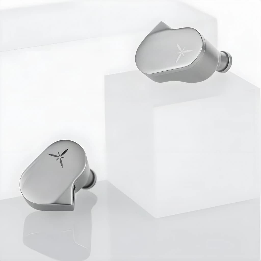 Écouteurs IEM Moondrop LAN en métal argenté, coques lisses avec logo étoilé gravé, embouts silicone, design minimaliste et connecteur 3,5 mm classique