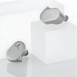 Écouteurs IEM Moondrop LAN en métal argenté, coques lisses avec logo étoilé gravé, embouts silicone, design minimaliste et connecteur 3,5 mm classique