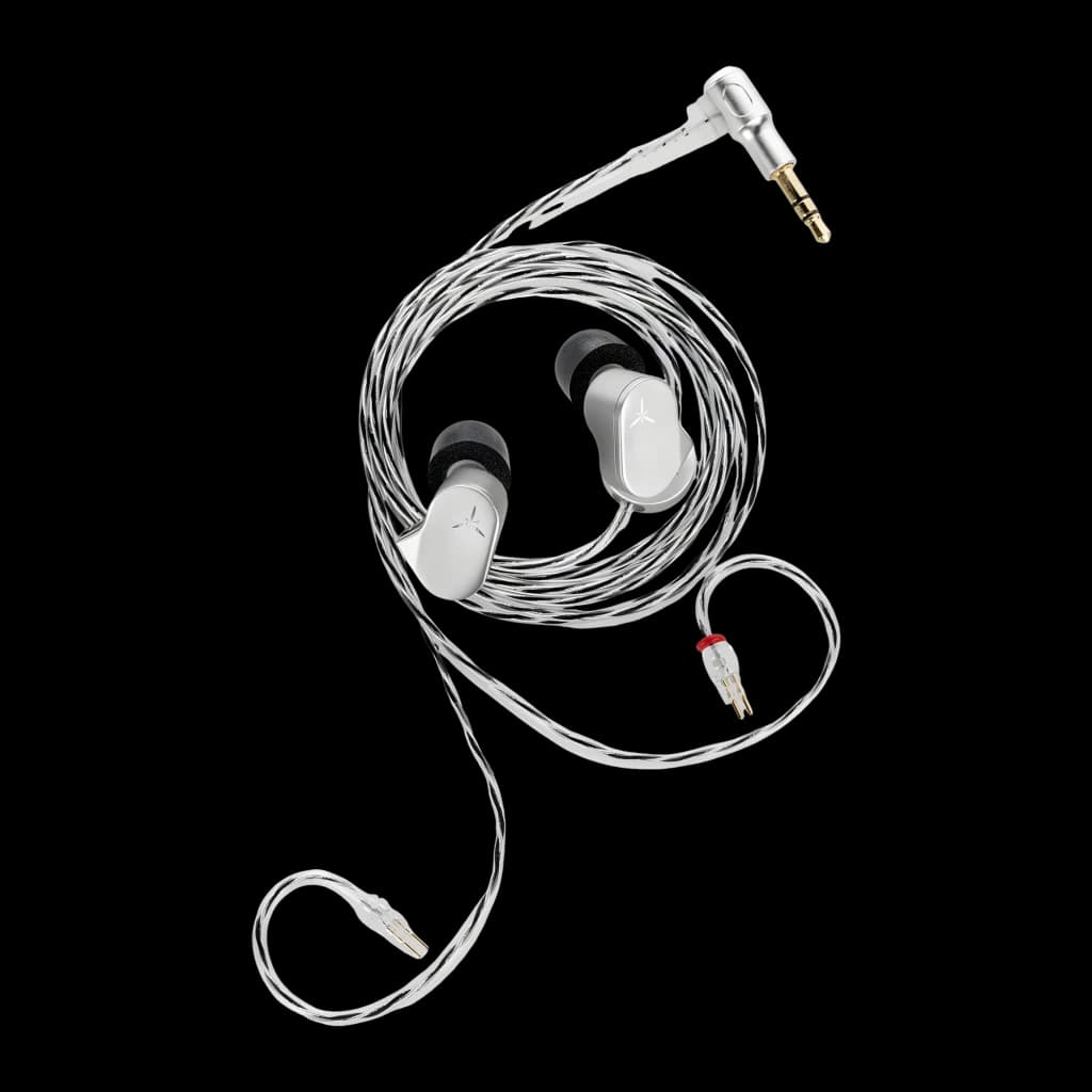 Écouteurs IEM Moondrop LAN argentés avec câble torsadé clair, connecteur jack 3,5 mm coudé, coques métalliques lisses et embouts silicone noirs