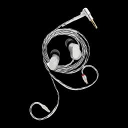 Écouteurs IEM Moondrop LAN argentés avec câble torsadé clair, connecteur jack 3,5 mm coudé, coques métalliques lisses et embouts silicone noirs