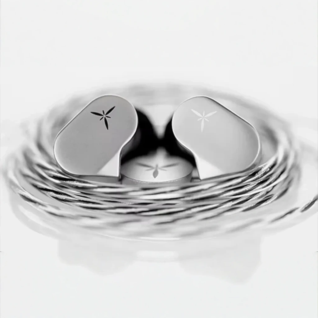 Auriculares IEM Moondrop LAN plateados con carcasa metálica, logo grabado y cable transparente en forma de corazón, con conector 3.5 mm y marca roja en un - Ítem1