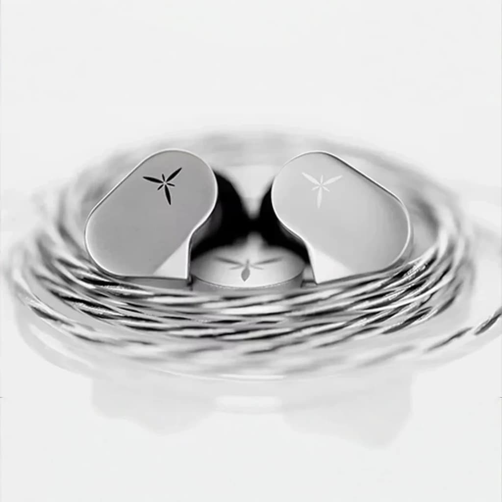 Écouteurs IEM Moondrop LAN en métal argenté, coques lisses avec logo étoilé, câble tressé 3,5 mm détachable, design minimal et soigné