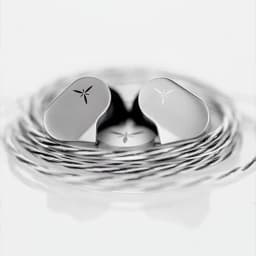 Écouteurs IEM Moondrop LAN en métal argenté, coques lisses avec logo étoilé, câble tressé 3,5 mm détachable, design minimal et soigné