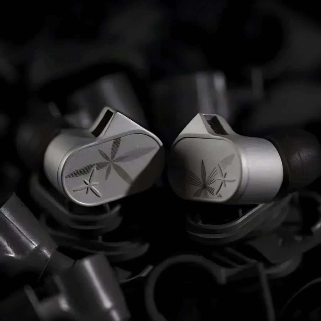 Auriculares Moondrop Lan II REF IEM con jack balanceado 4,4 mm, carcasas grises con patrón estelar grabado y cables trenzados plateados desmontables - Ítem5