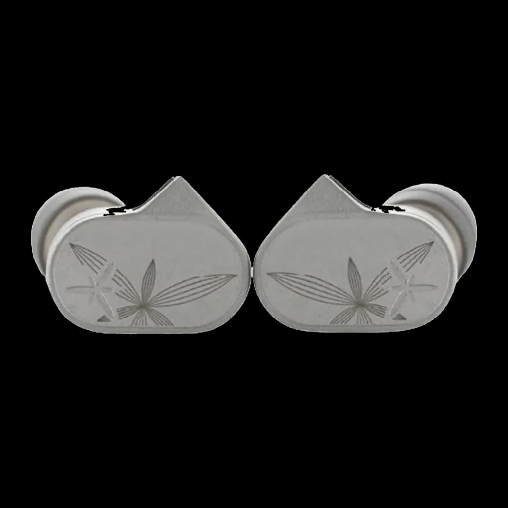 Écouteurs intra gris en métal brossé, coques ovales gravées de motifs floraux, buses courtes avec embouts silicone, design symétrique soigné