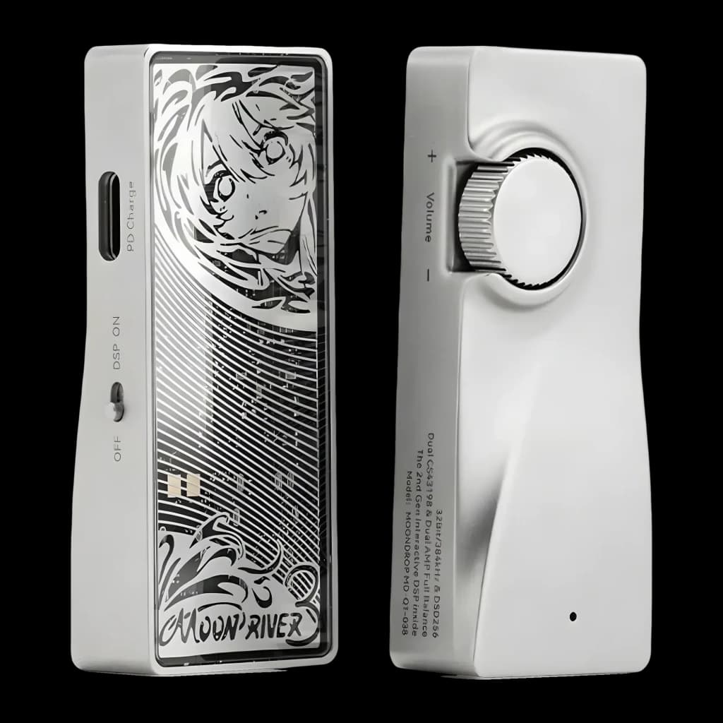 DAC amplificateur portable argent, façade gravée style manga, molette de volume texturée, ports 3.5 mm et 4.4 mm équilibré, format compact premium